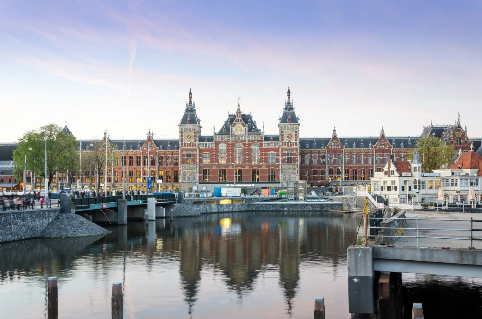 Amsterdam Centraal Station — live webcam view over Stationsplein, Amsterdam, Netherlands