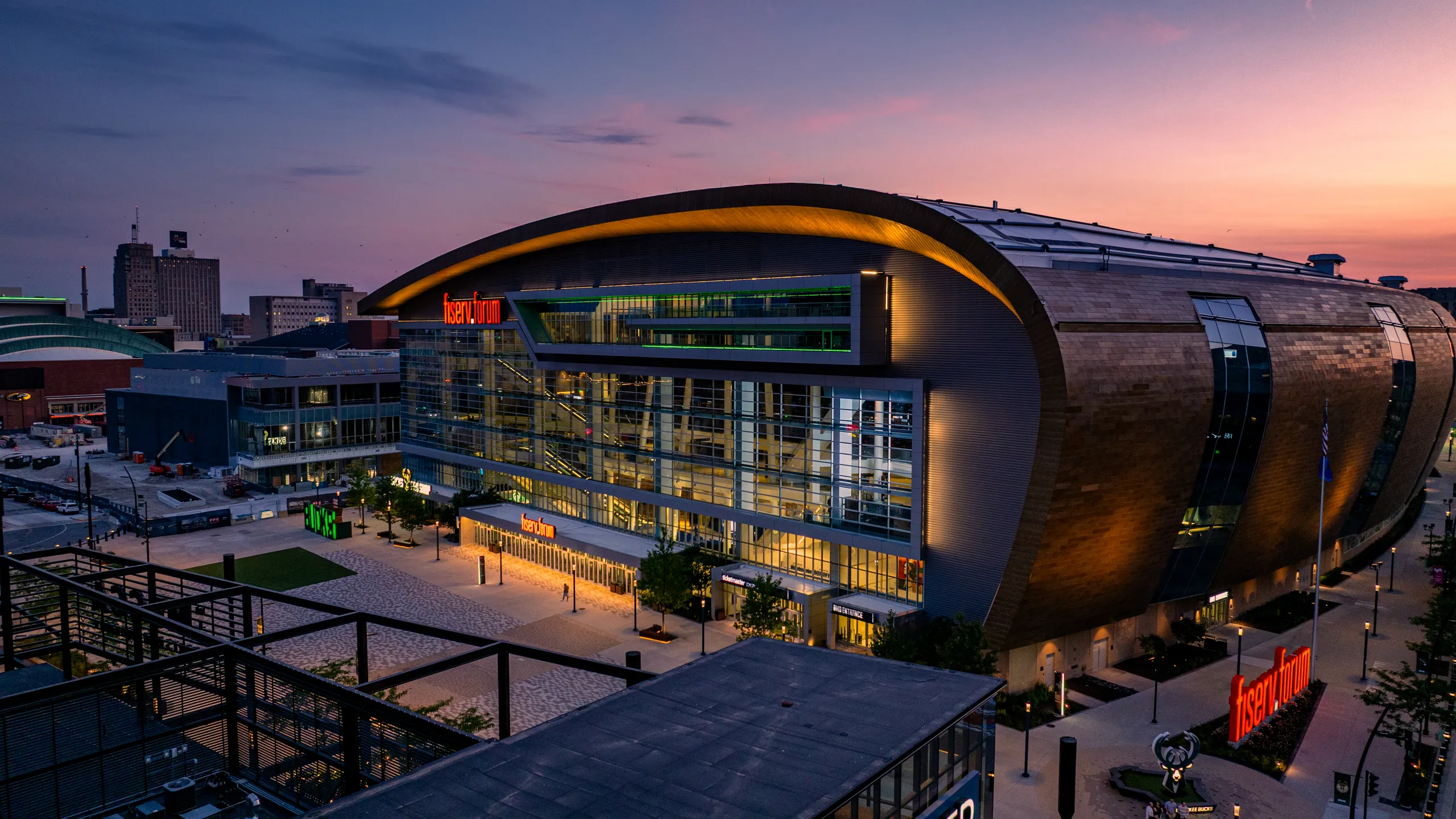 Fiserv Forum and the Deer District — live webcam view over Westown, Milwaukee, United States