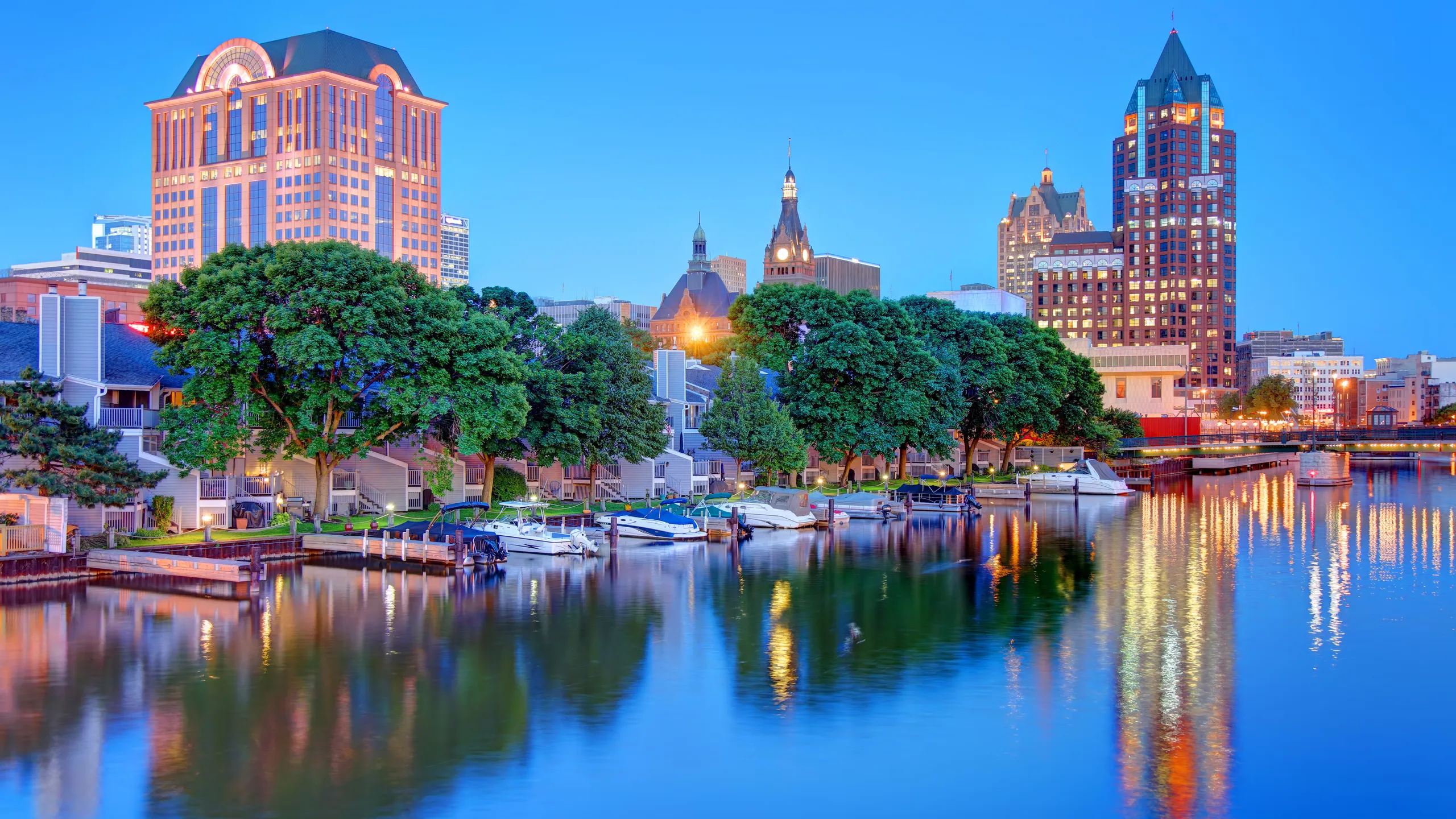 Milwaukee Lakefront — live webcam view over Milwaukee, Wisconsin, United States