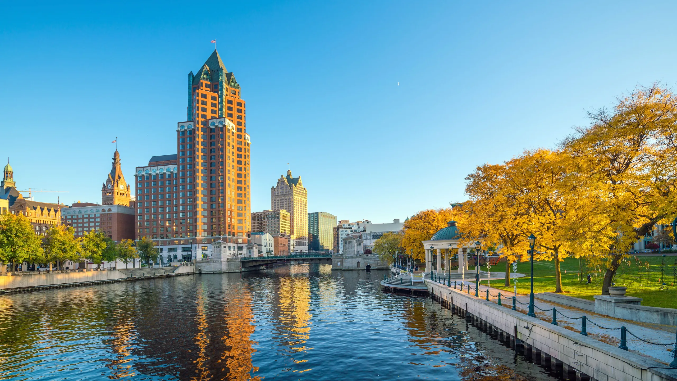 Milwaukee River and City Hall — live webcam view over Downtown, Milwaukee, United States