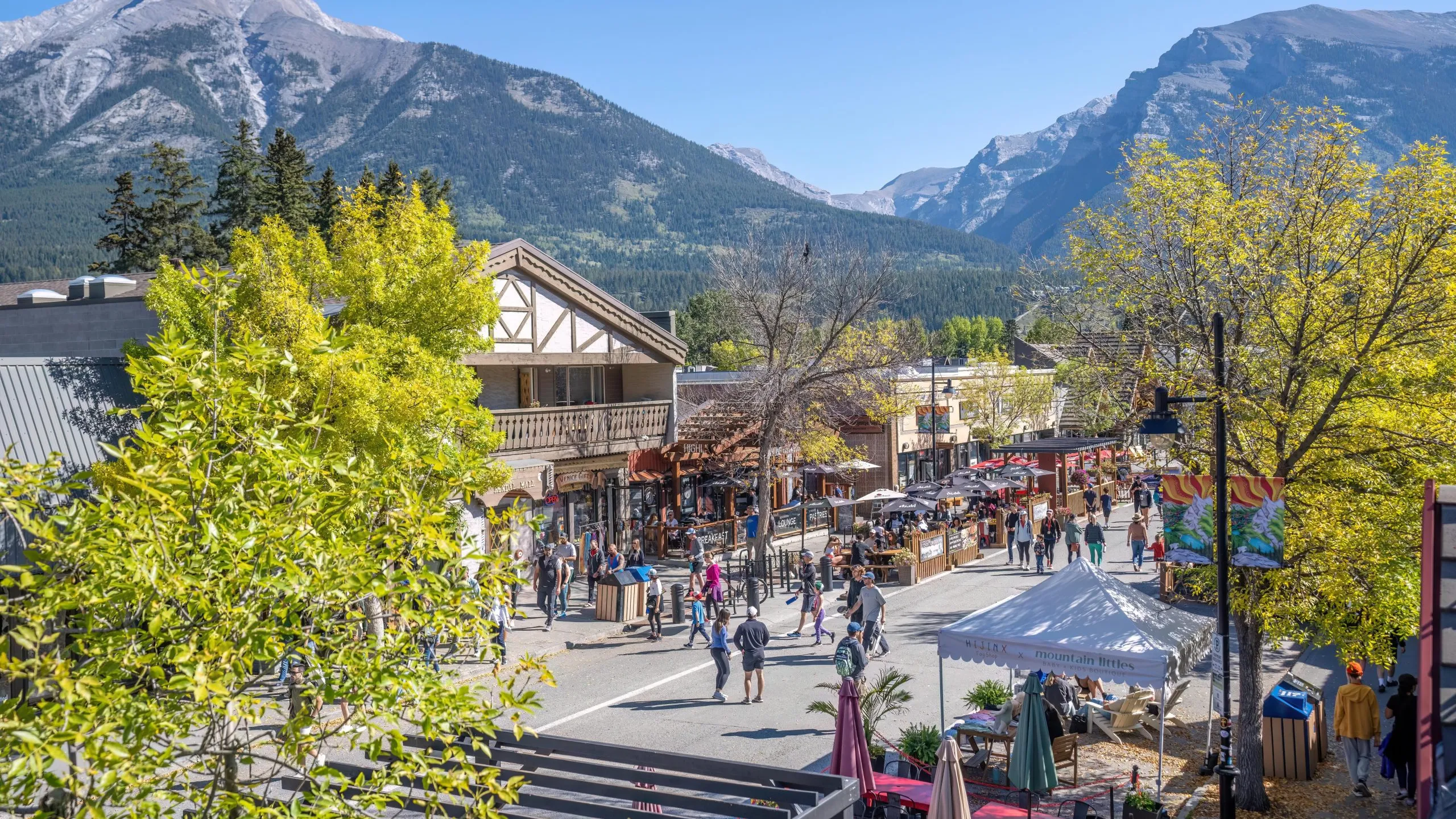 Shops of Canmore, Bow Valley Trail — live webcam view over Bow Valley Trail, Canmore, Canada