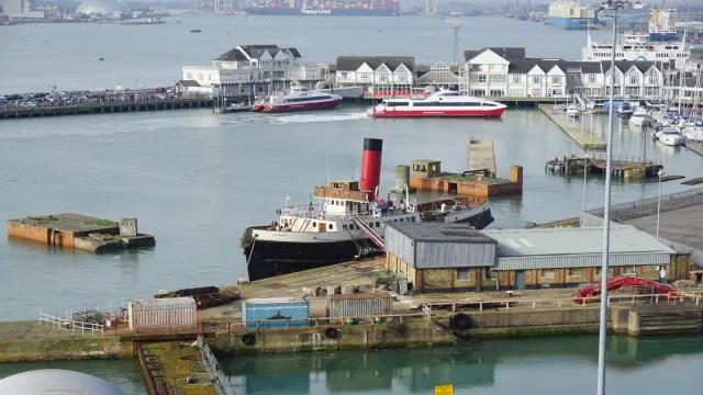 Ferry Cam: Southampton–Cowes — The Solent, England